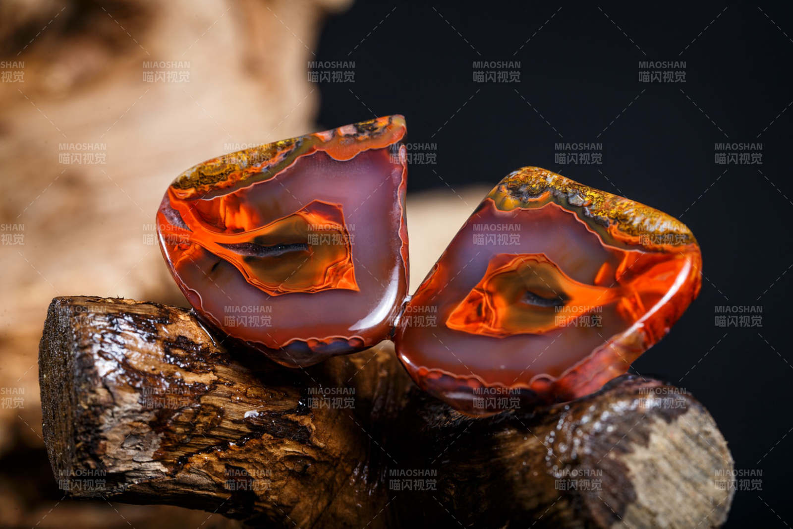 使用传统工艺精美雕刻的玉石玛瑙工艺品图片