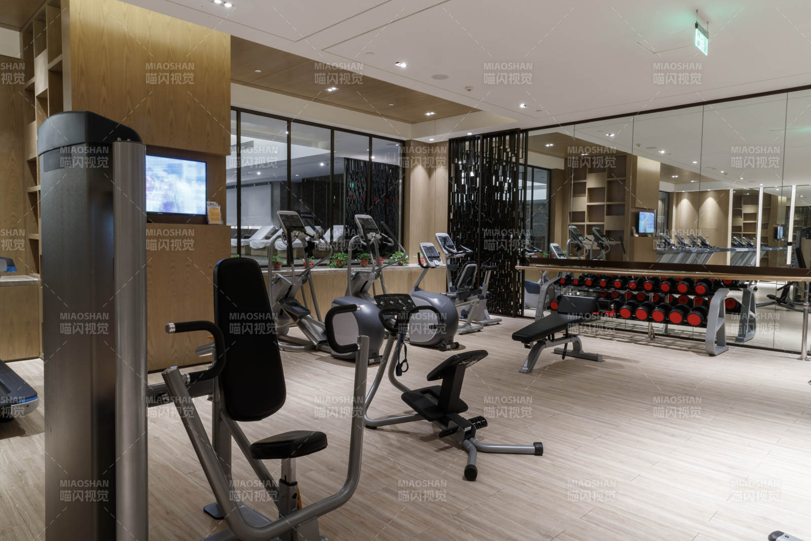 崭新洁净的室内健身房