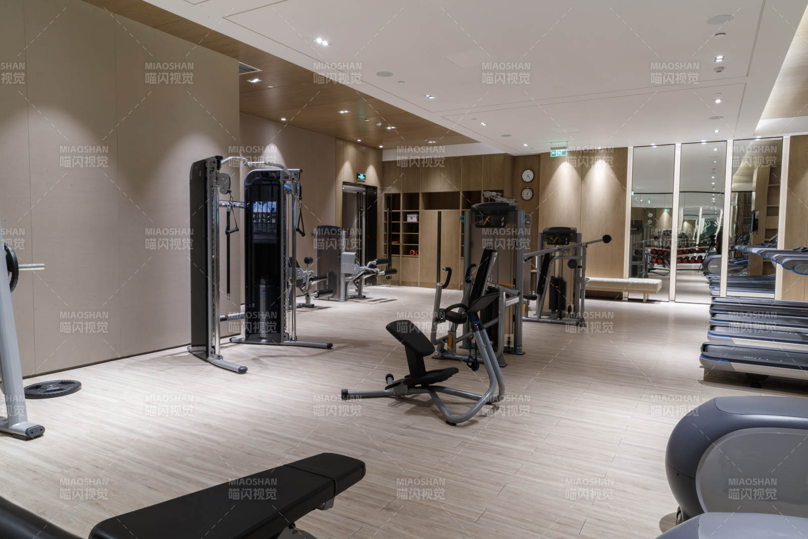 崭新洁净的室内健身房