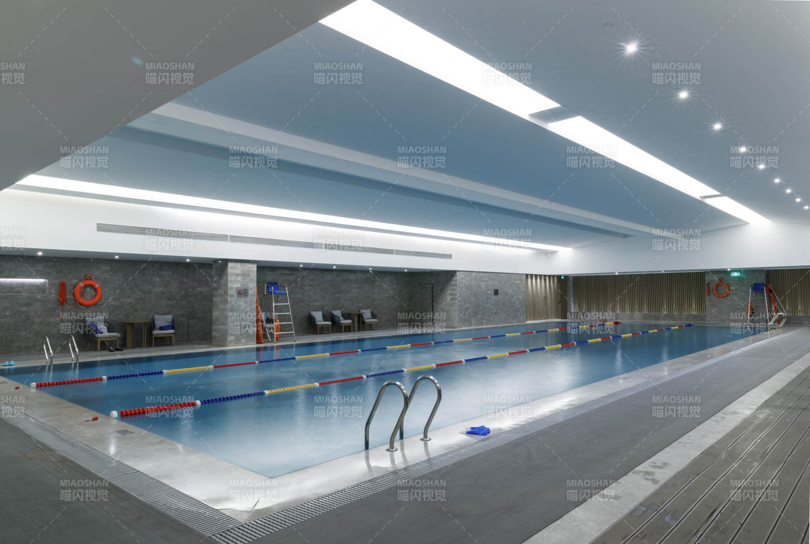 整洁明亮的室内游泳池