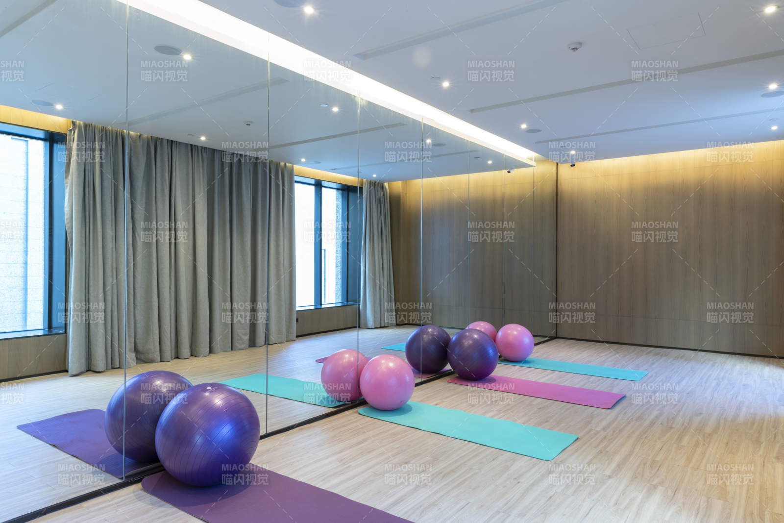 女性瑜伽练习室