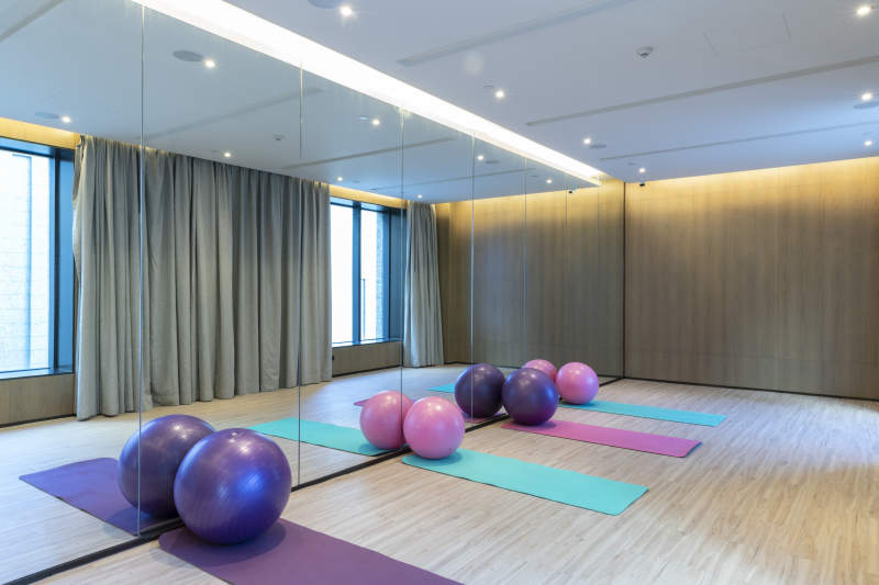 女性瑜伽练习室