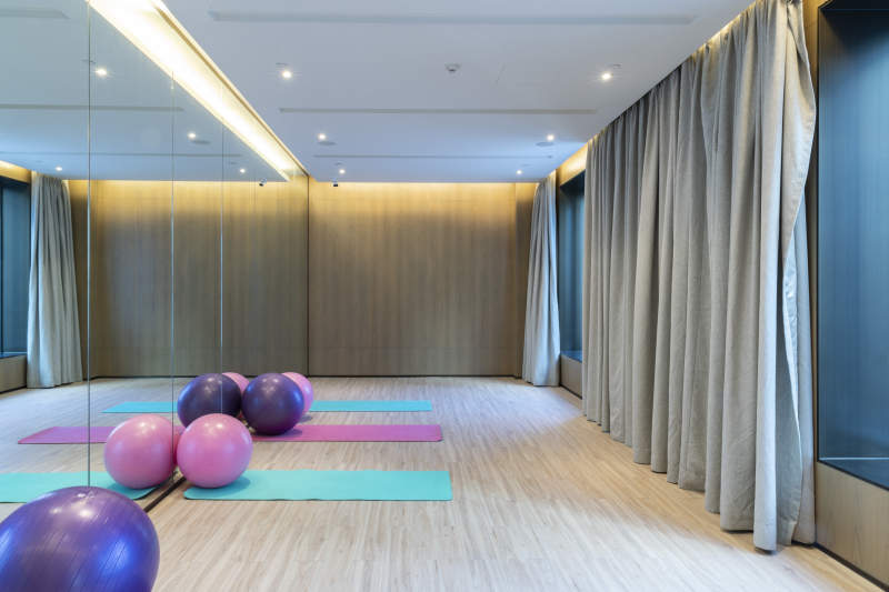 女性瑜伽练习室