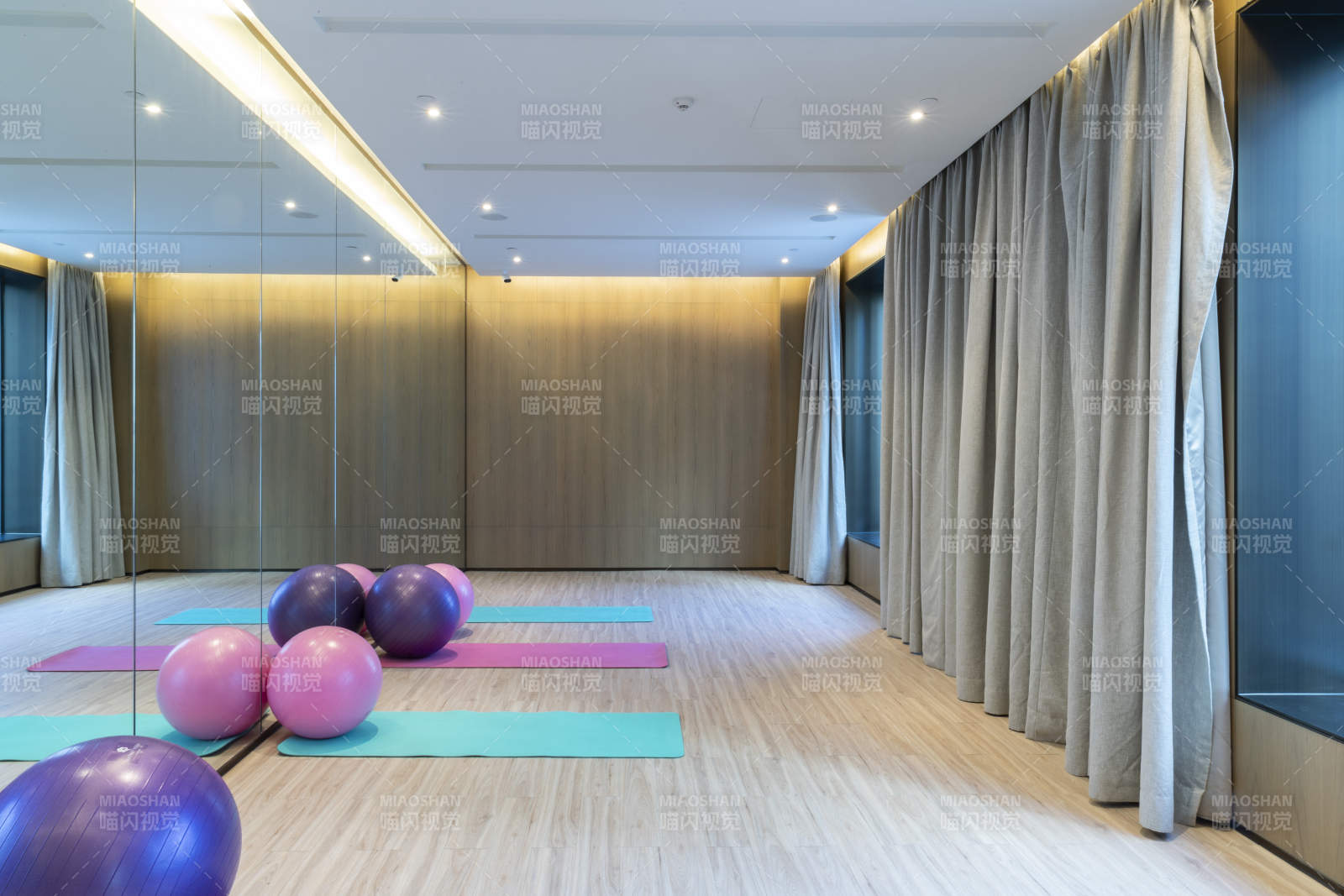 女性瑜伽练习室