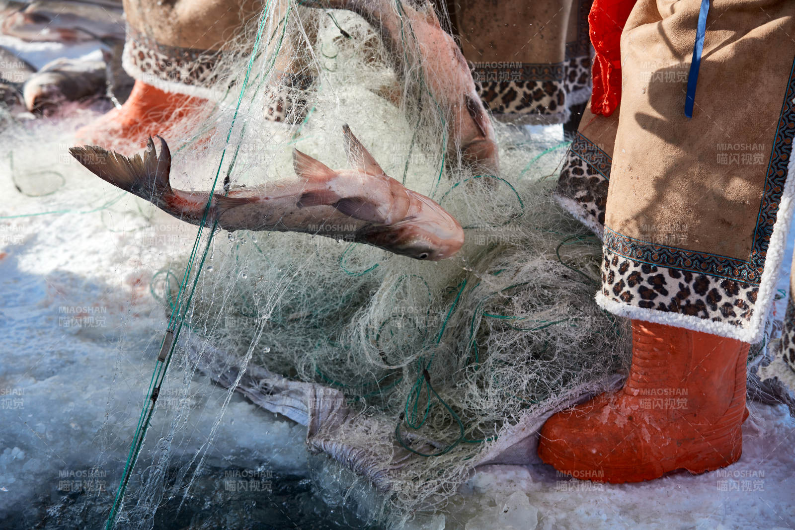 寒冷的冬季在冰凍的湖面上鑿冰捕魚(yú)