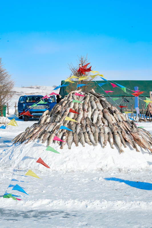 用冬捕野生湖鱼堆积的敖包