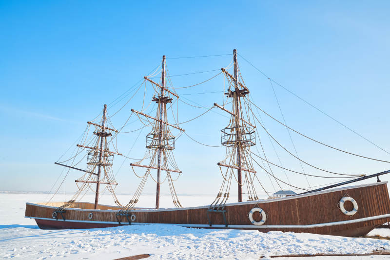 冬季停靠在冰封湖边的复古帆船