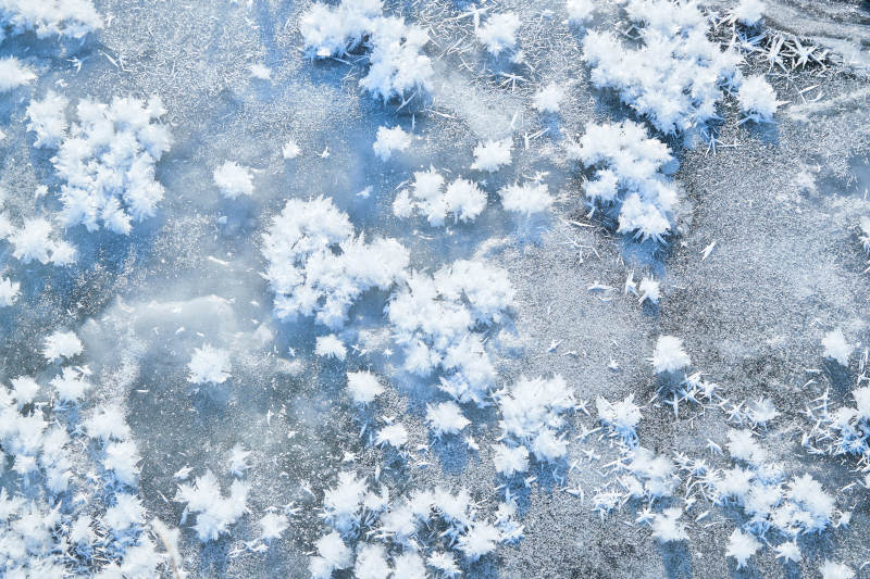 冬天野外溪水冻结冰层上的冰凌花冰松结晶