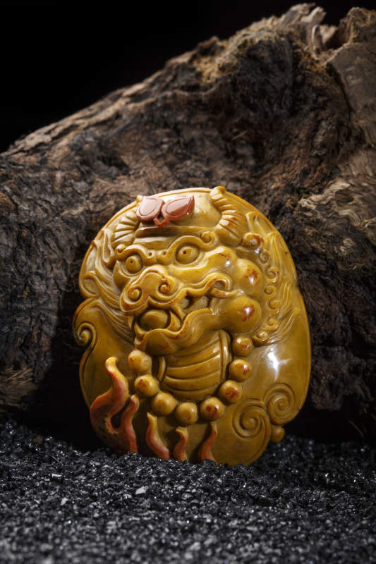 使用传统工艺精美雕刻的玉石玛瑙工艺品