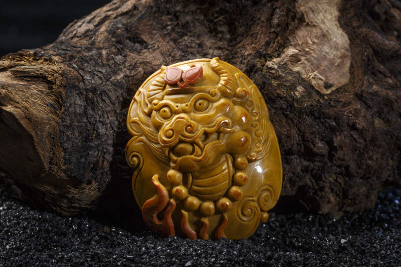 使用传统工艺精美雕刻的玉石玛瑙工艺品