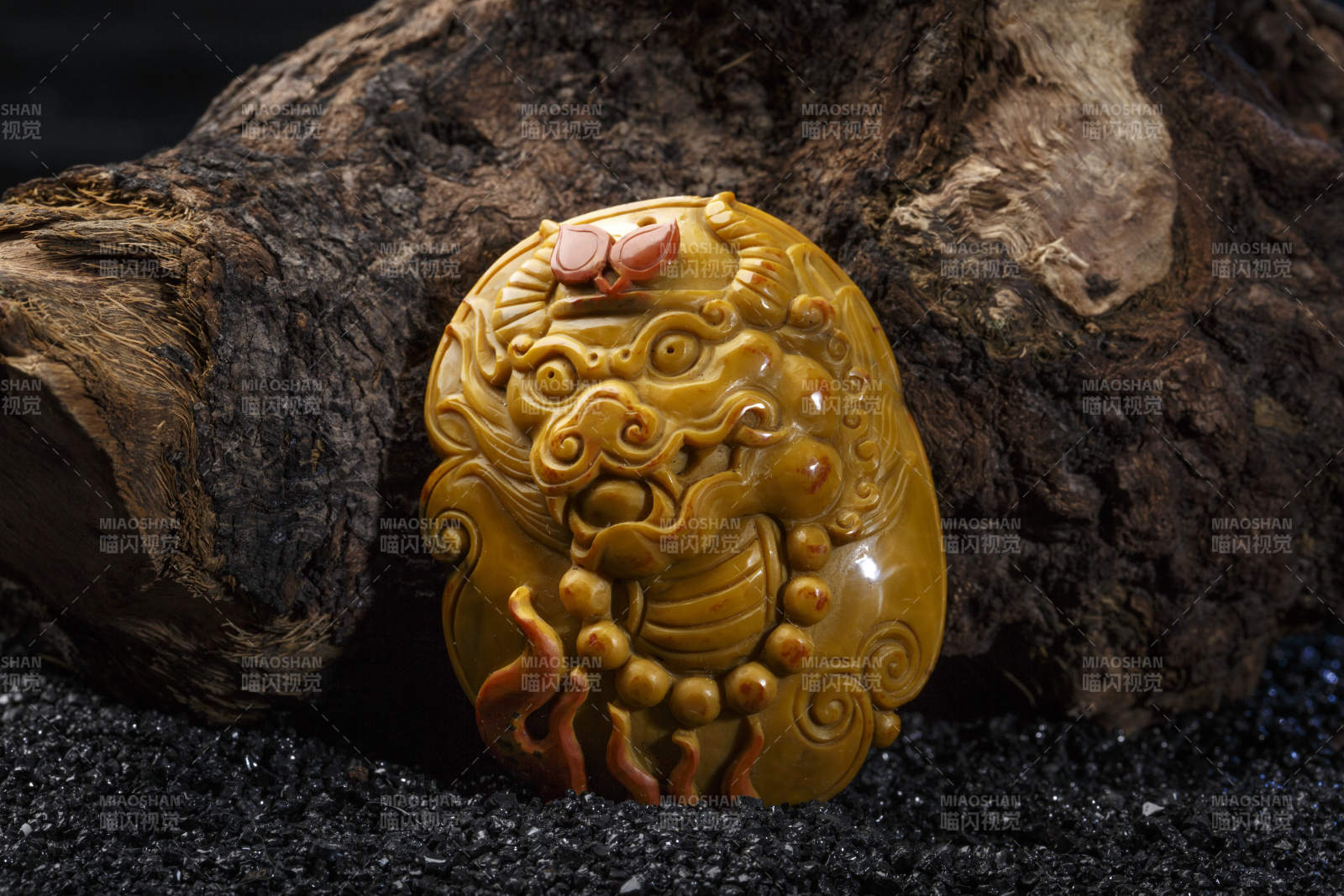 使用传统工艺精美雕刻的玉石玛瑙工艺品