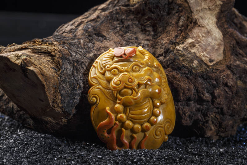 使用传统工艺精美雕刻的玉石玛瑙工艺品