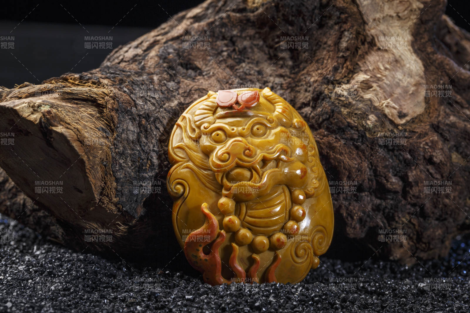 使用传统工艺精美雕刻的玉石玛瑙工艺品