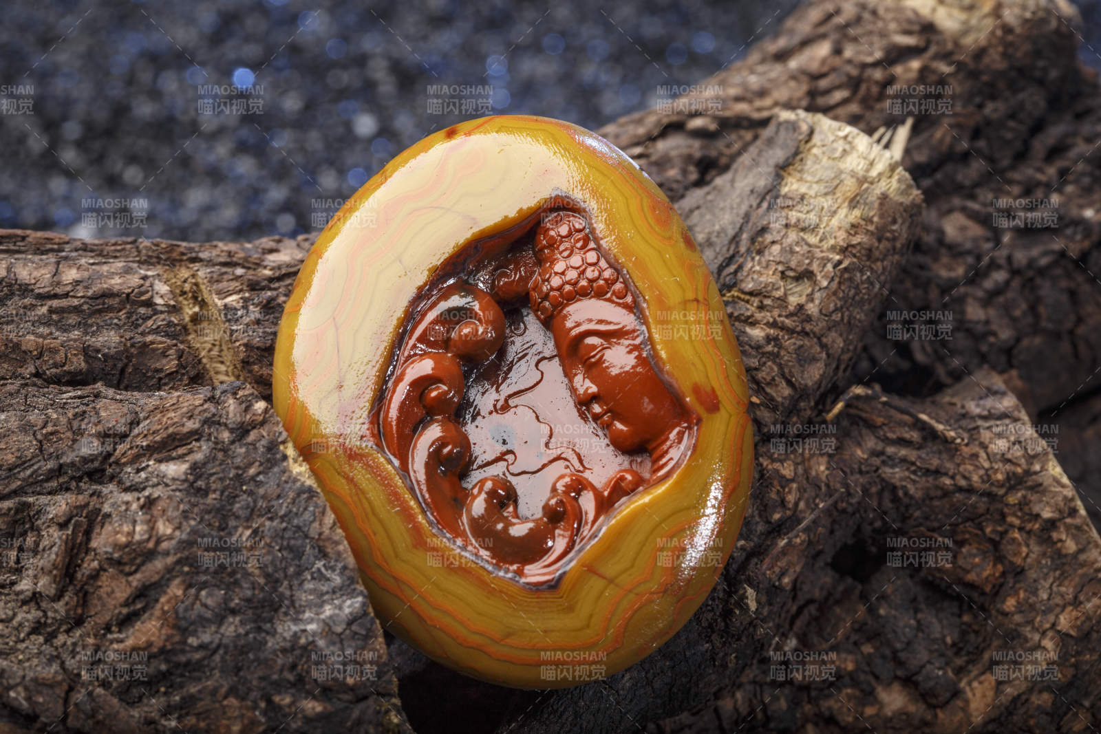 使用传统工艺精美雕刻的玉石玛瑙工艺品