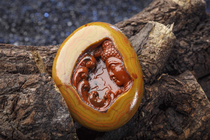 使用传统工艺精美雕刻的玉石玛瑙工艺品