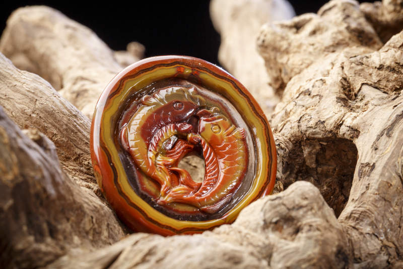 使用传统工艺精美雕刻的玉石玛瑙工艺品