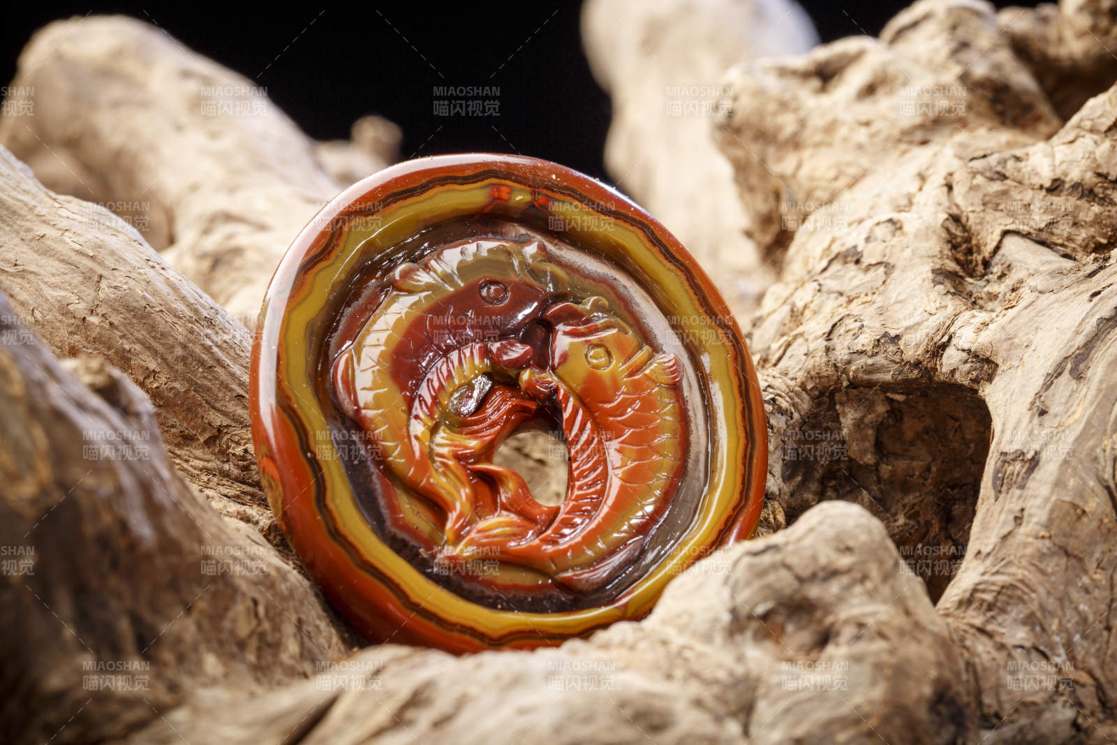 使用传统工艺精美雕刻的玉石玛瑙工艺品