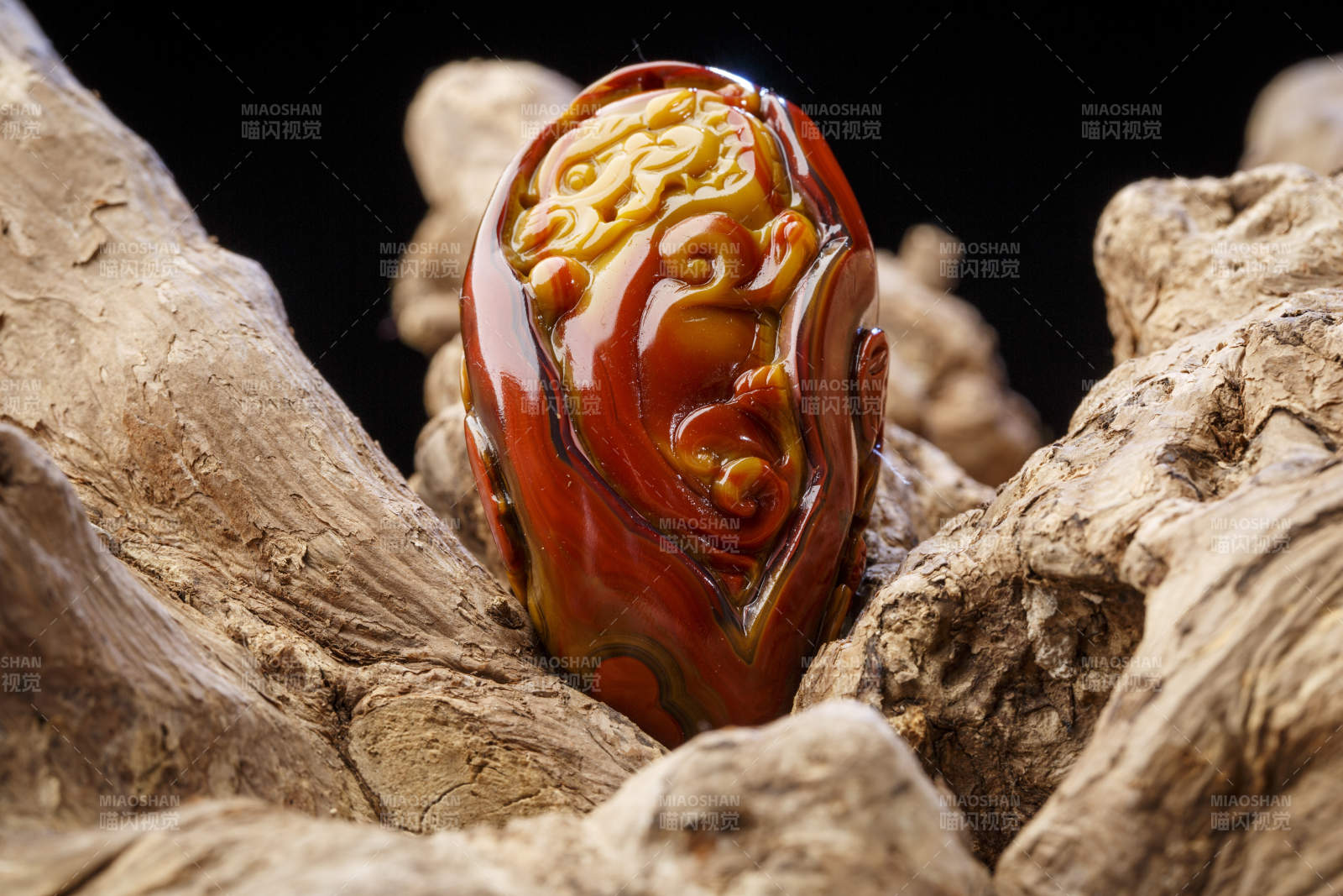 使用传统工艺精美雕刻的玉石玛瑙工艺品