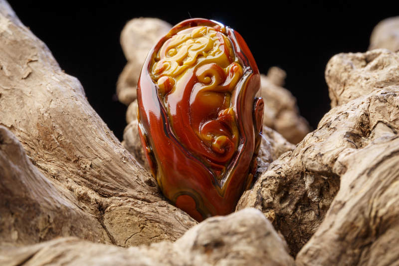 使用传统工艺精美雕刻的玉石玛瑙工艺品