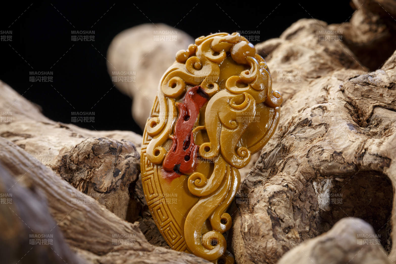 使用传统工艺精美雕刻的玉石玛瑙工艺品