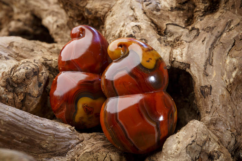 使用传统工艺精美雕刻的玉石玛瑙工艺品