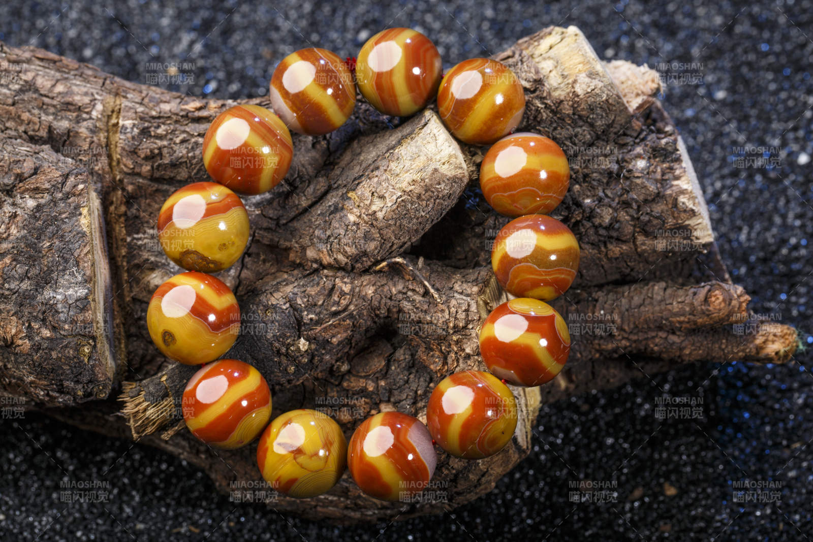 使用传统工艺精美雕刻的玉石玛瑙工艺品