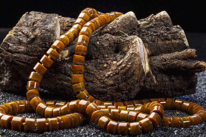 使用传统工艺精美雕刻的玉石玛瑙工艺品