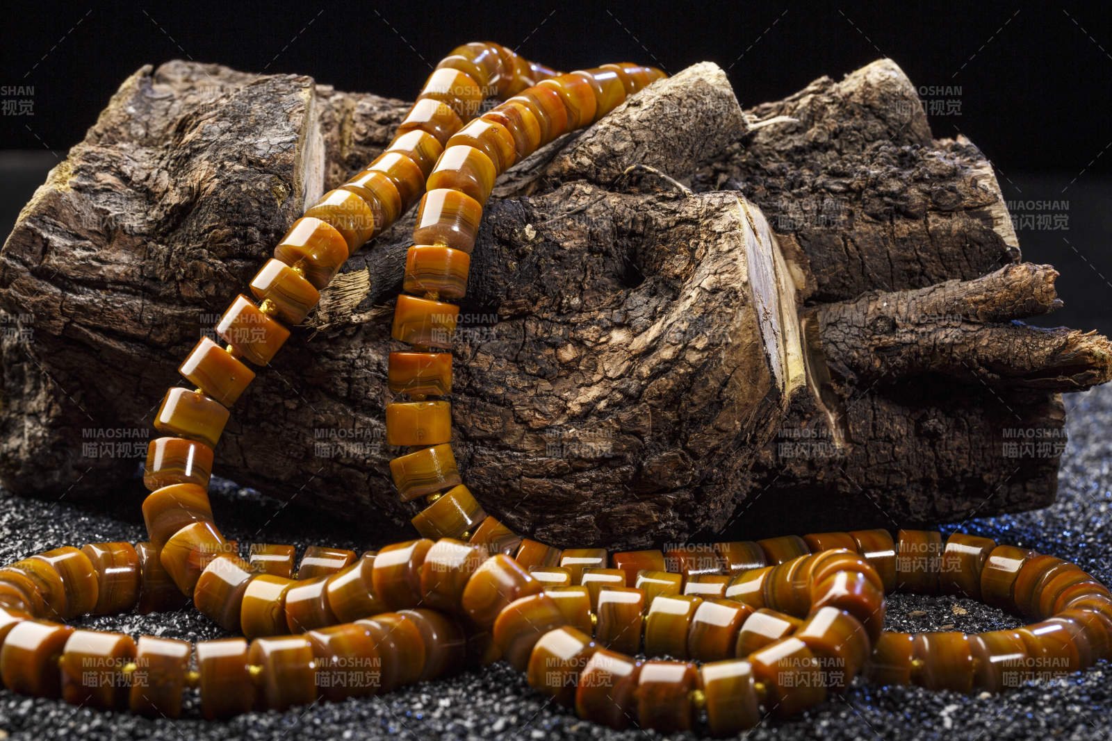 使用传统工艺精美雕刻的玉石玛瑙工艺品