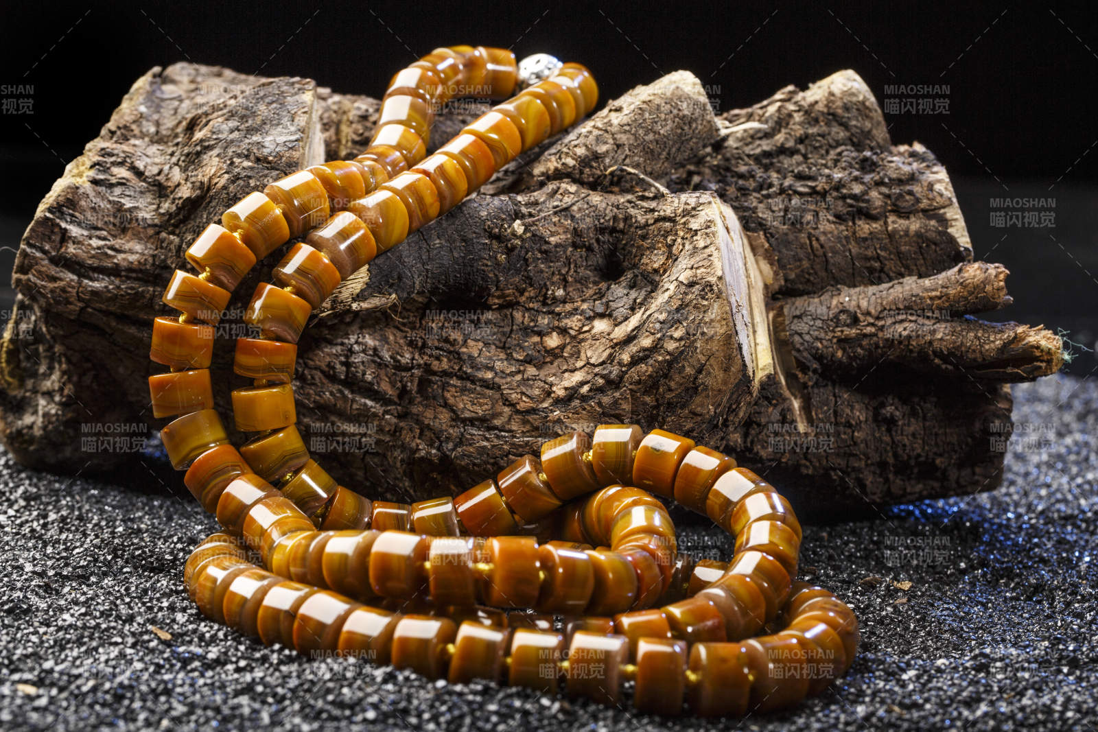 使用传统工艺精美雕刻的玉石玛瑙工艺品