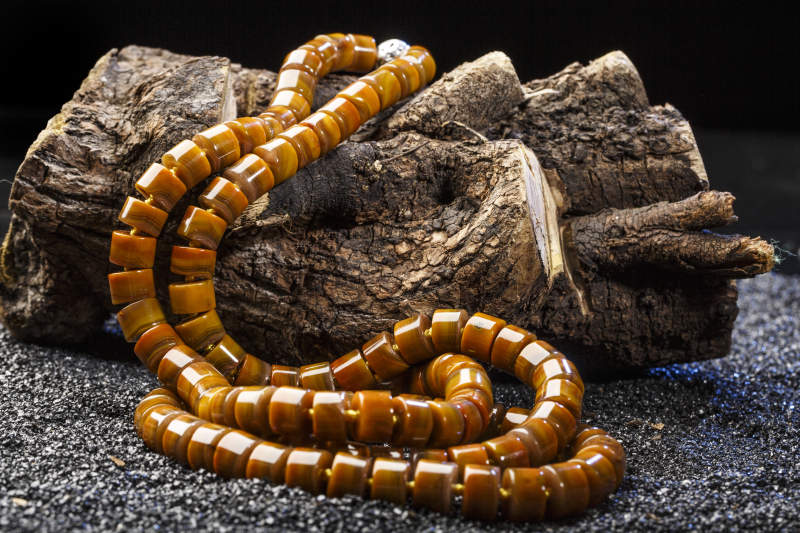 使用传统工艺精美雕刻的玉石玛瑙工艺品