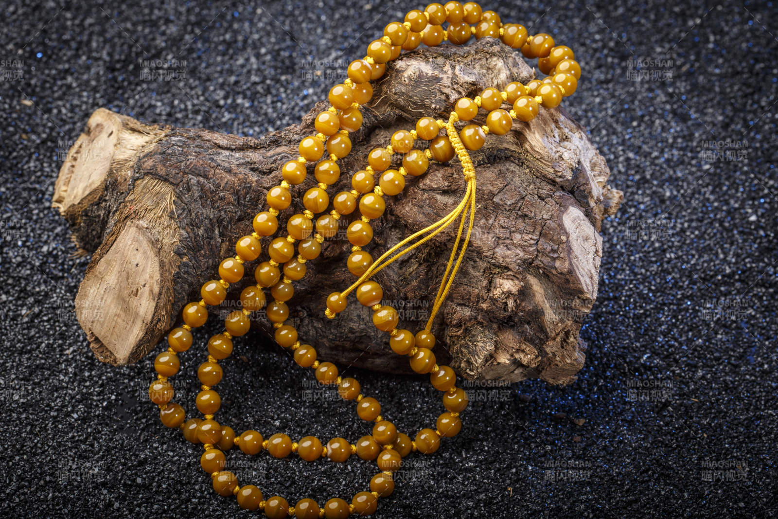 使用传统工艺精美雕刻的玉石玛瑙工艺品