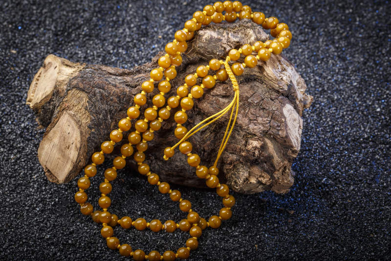 使用传统工艺精美雕刻的玉石玛瑙工艺品