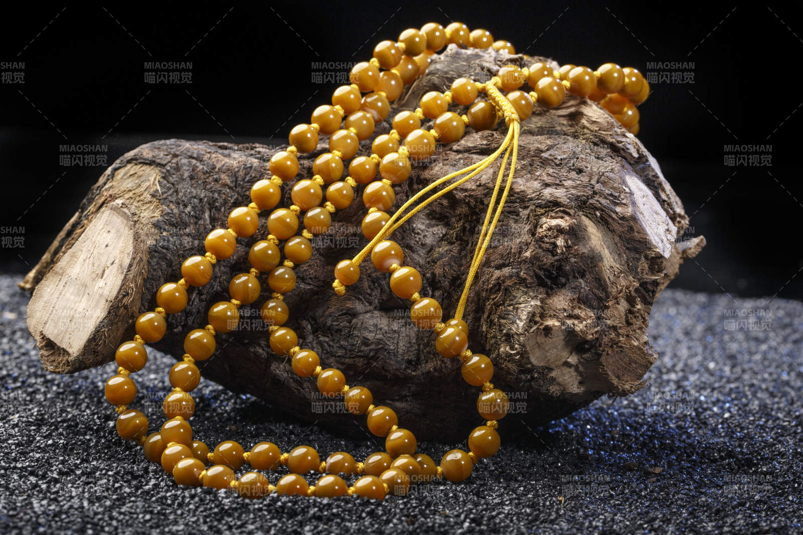 使用传统工艺精美雕刻的玉石玛瑙工艺品