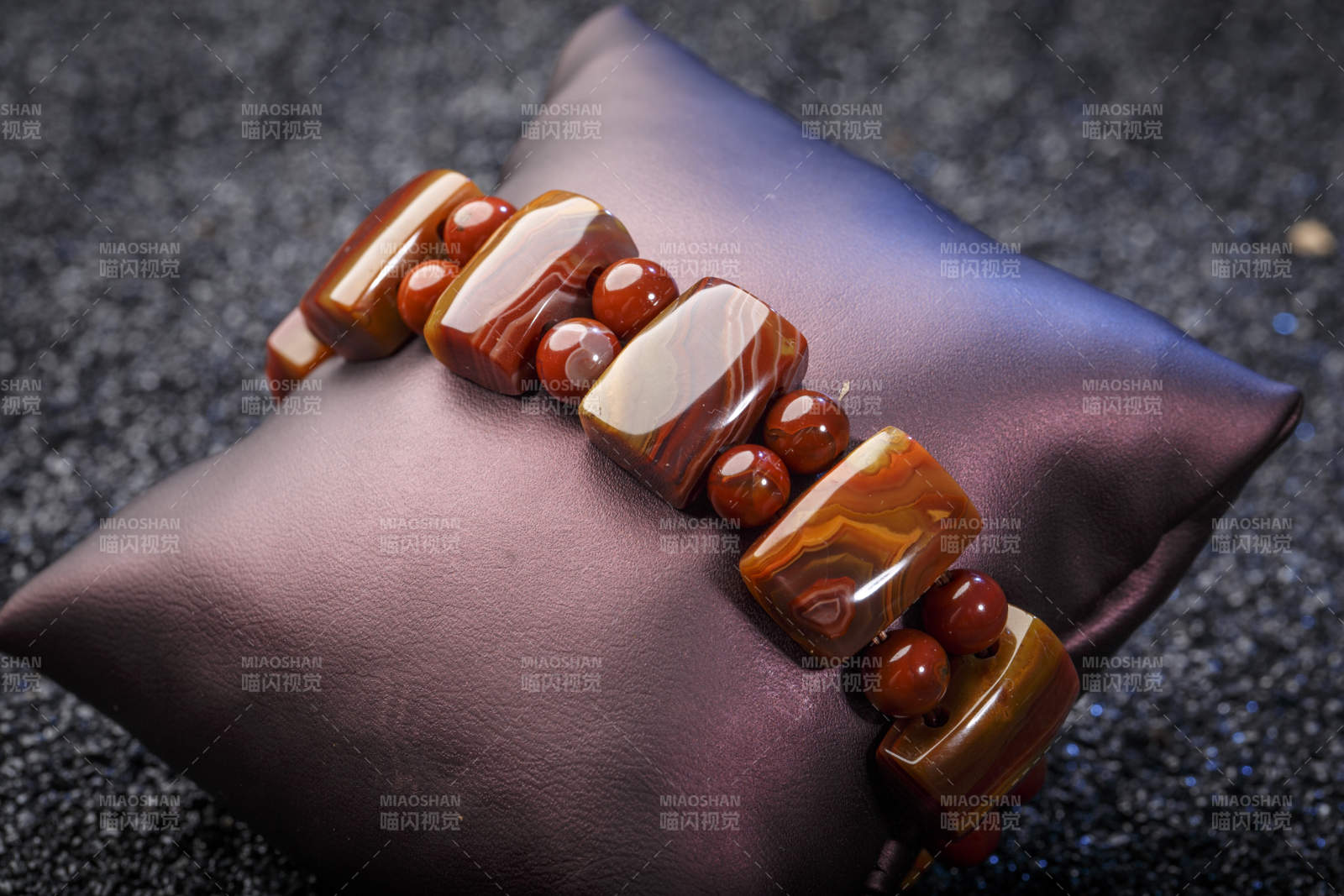 使用传统工艺精美雕刻的玉石玛瑙工艺品