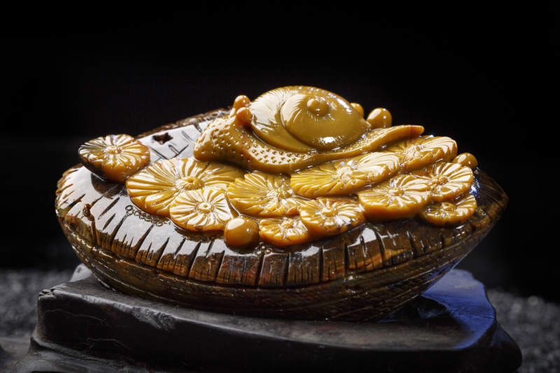 使用传统工艺精美雕刻的玉石玛瑙工艺品