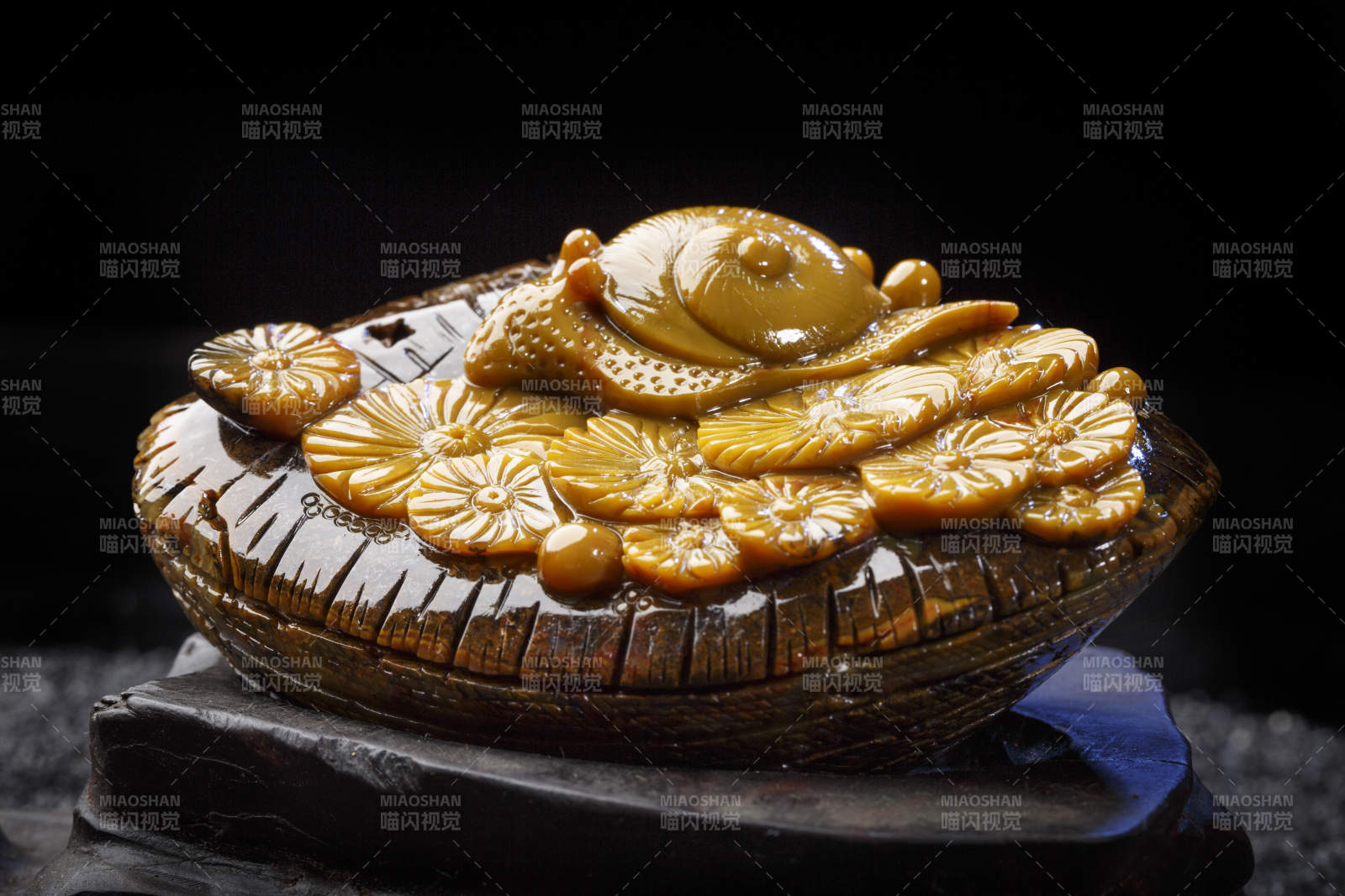 使用传统工艺精美雕刻的玉石玛瑙工艺品