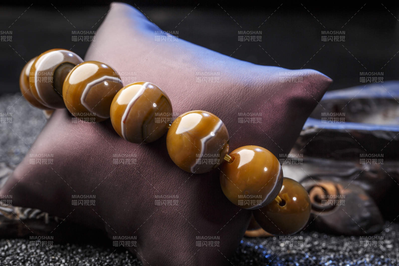 使用传统工艺精美雕刻的玉石玛瑙工艺品