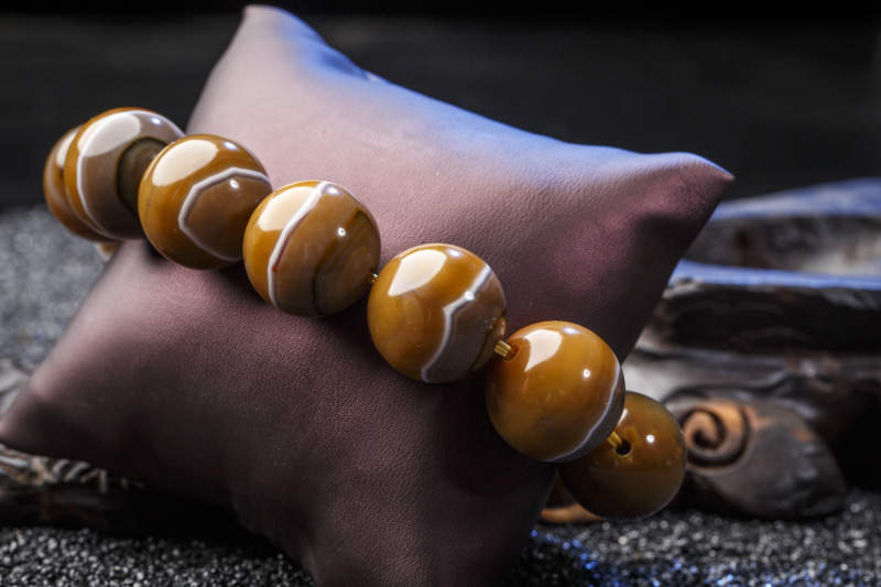 使用传统工艺精美雕刻的玉石玛瑙工艺品