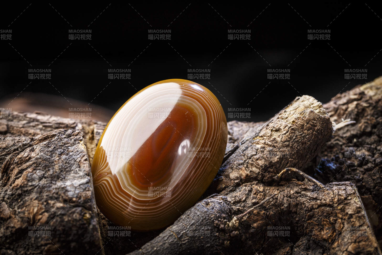 使用传统工艺精美雕刻的玉石玛瑙工艺品