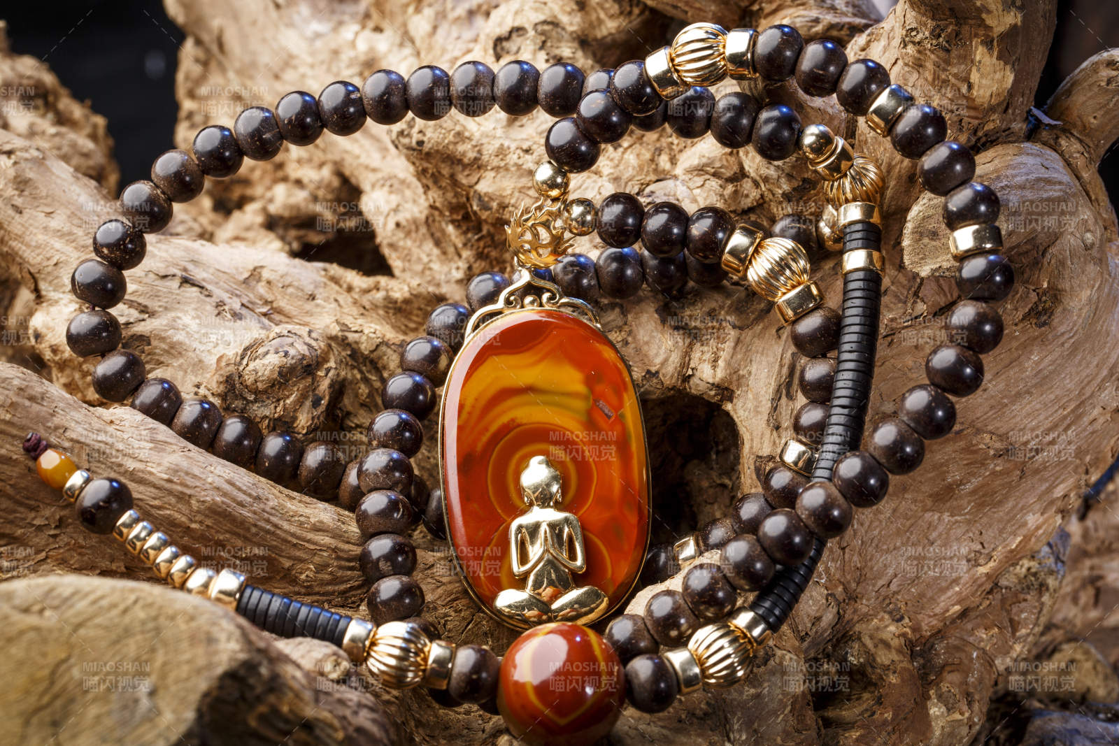 使用传统工艺精美雕刻的玉石玛瑙工艺品