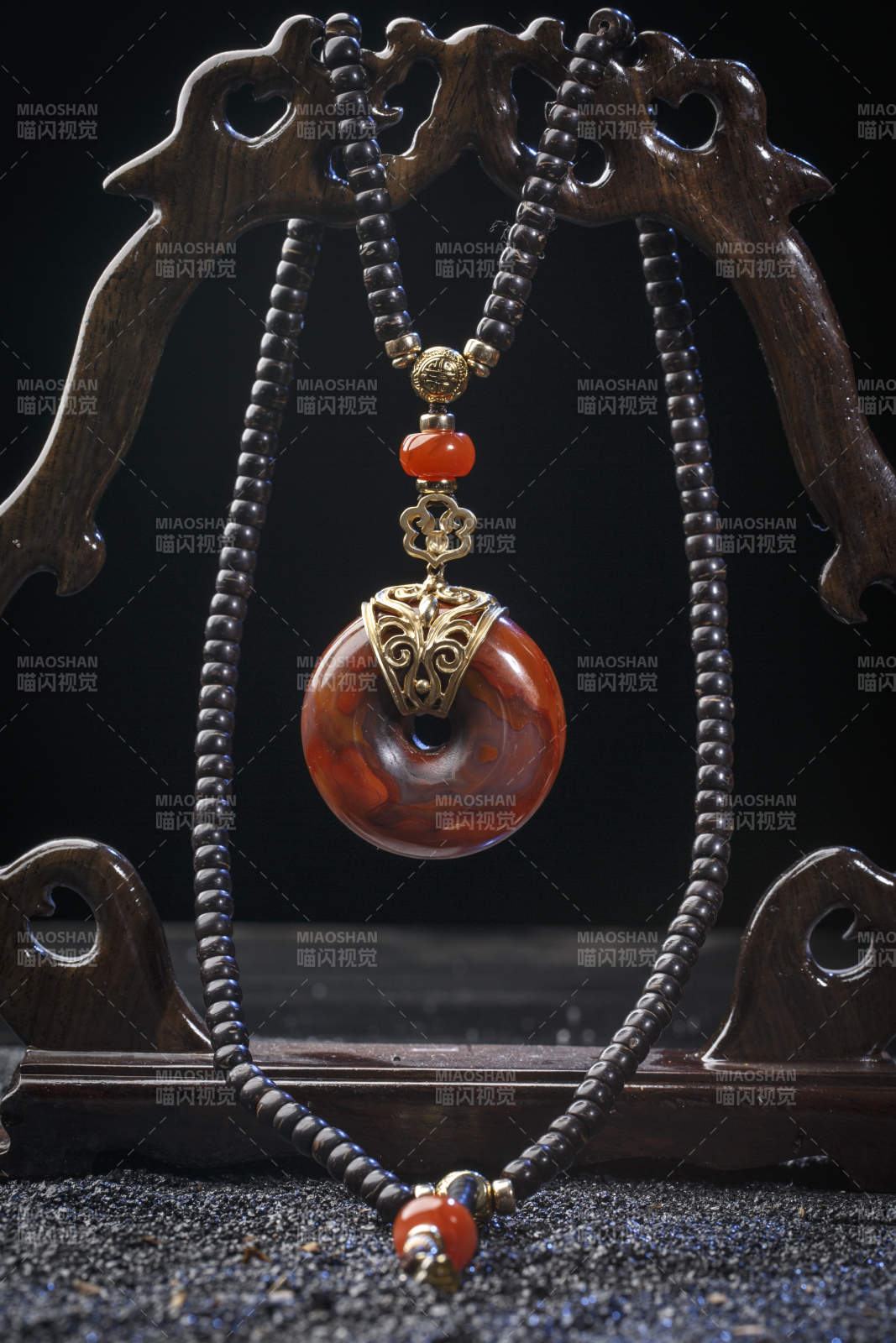 使用传统工艺精美雕刻的玉石玛瑙工艺品