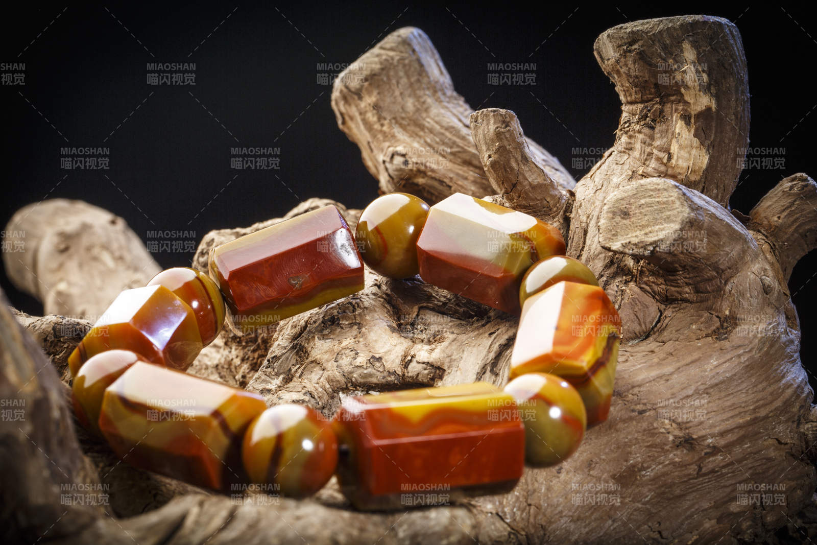 使用传统工艺精美雕刻的玉石玛瑙工艺品