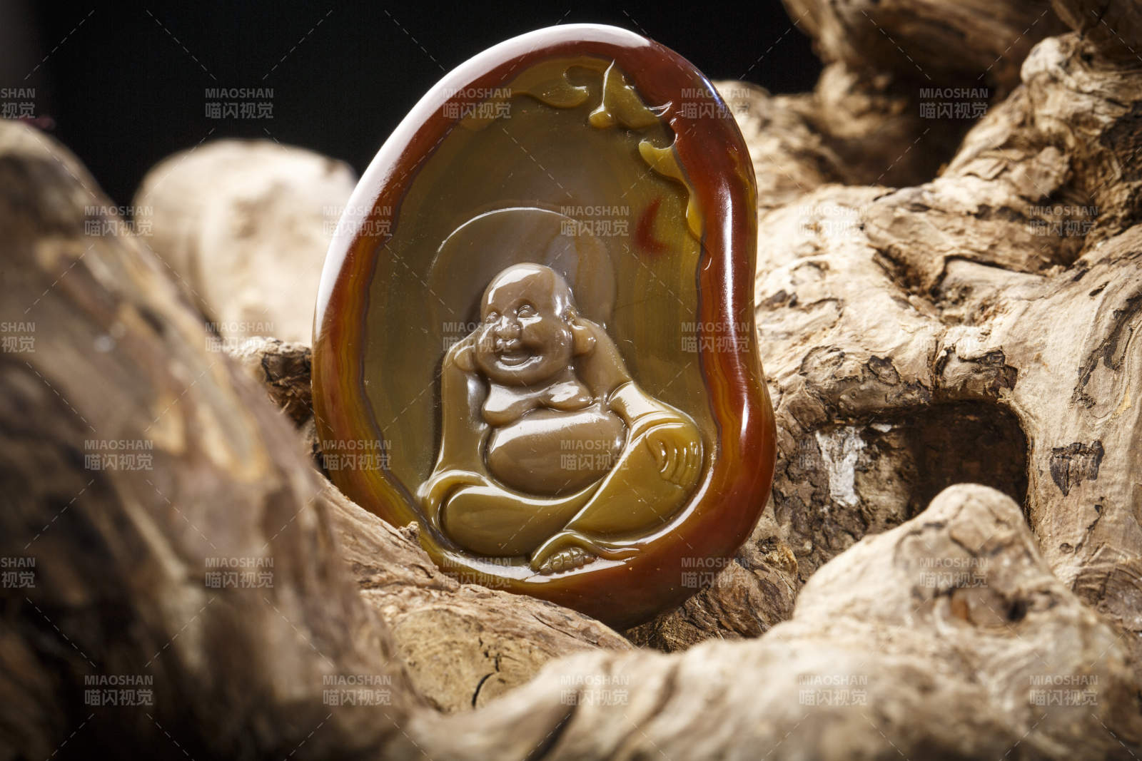 使用传统工艺精美雕刻的玉石玛瑙工艺品