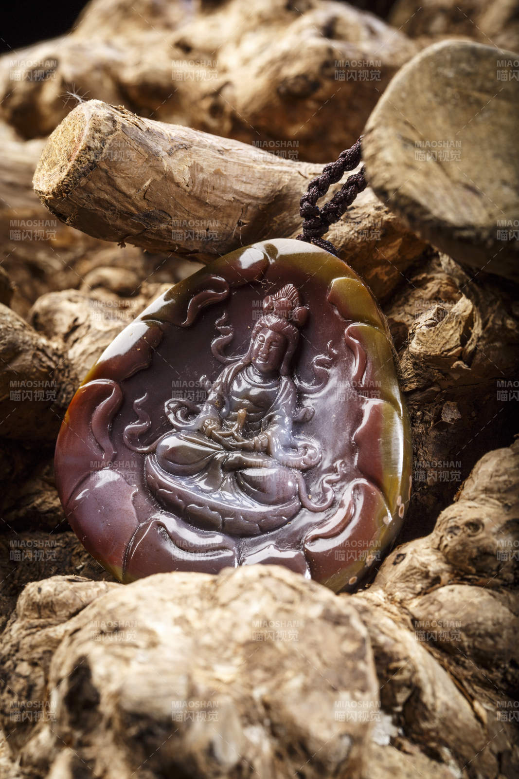 使用传统工艺精美雕刻的玉石玛瑙工艺品