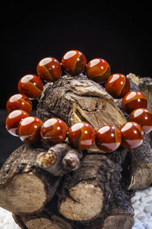 使用传统工艺精美雕刻的玉石玛瑙工艺品