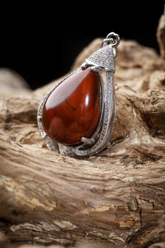 使用传统工艺精美雕刻的玉石玛瑙工艺品