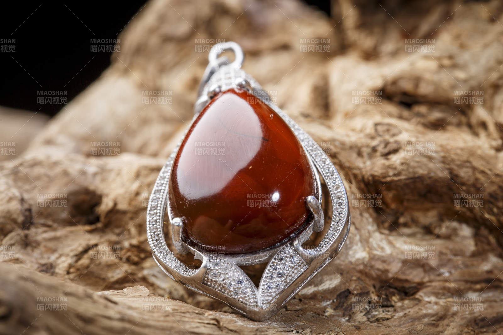 使用传统工艺精美雕刻的玉石玛瑙工艺品