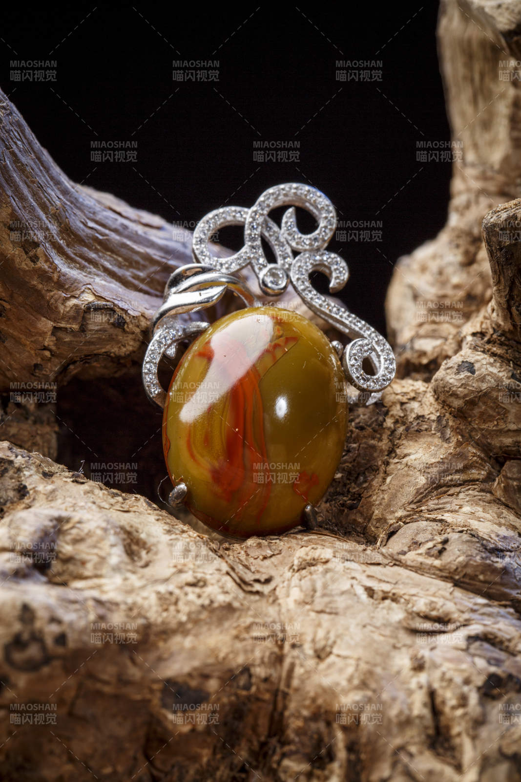 使用传统工艺精美雕刻的玉石玛瑙工艺品