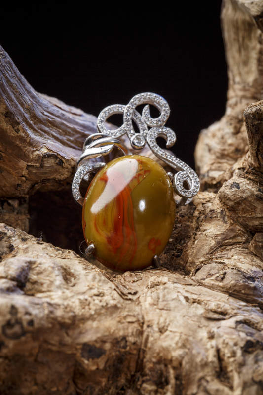 使用传统工艺精美雕刻的玉石玛瑙工艺品