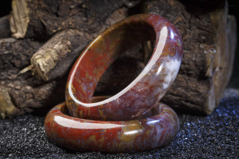 使用传统工艺精美雕刻的玉石玛瑙工艺品